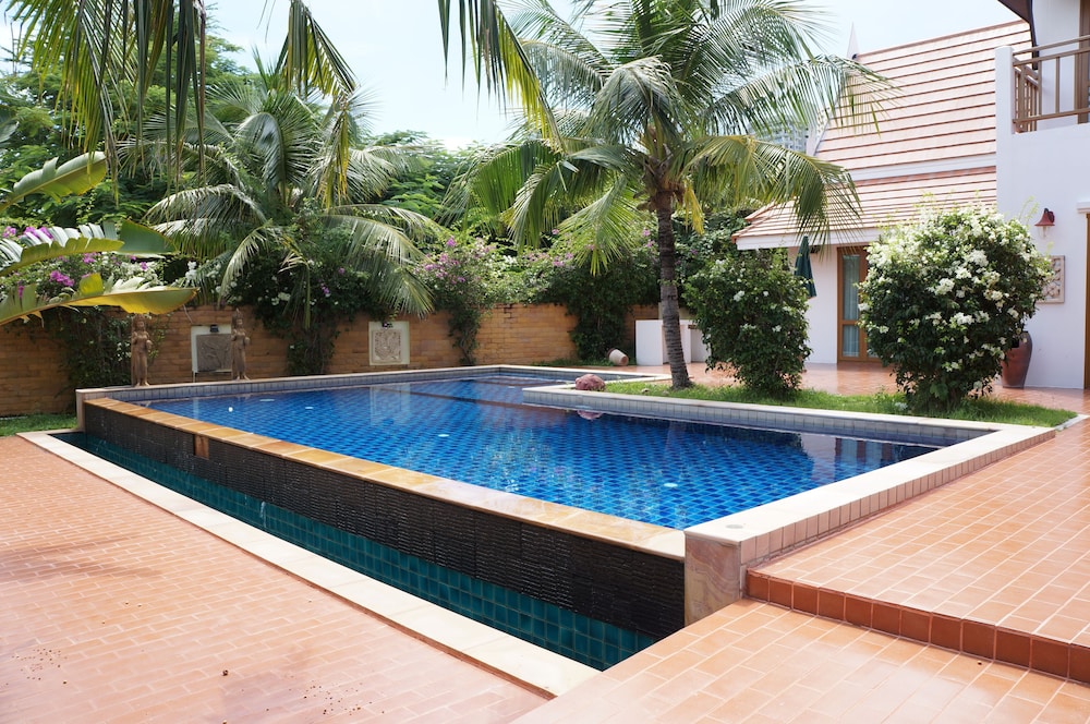 VIP Chain Resort Pool Villa