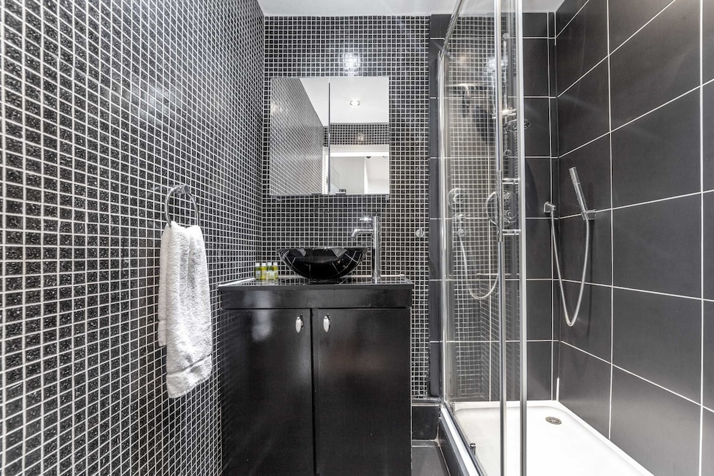 Stylish and Sleek Kensington Apartment