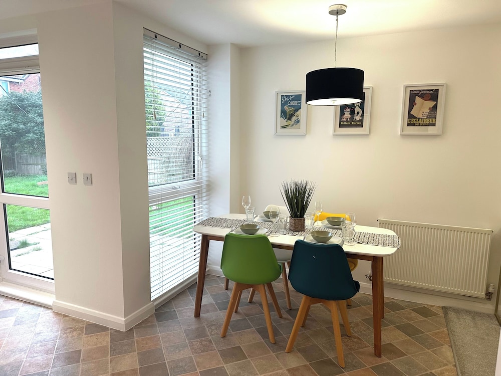 3 Bed-sleeps 6-garden-parking-pets