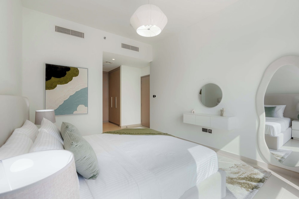 2BR High Floor Act I Act II T1