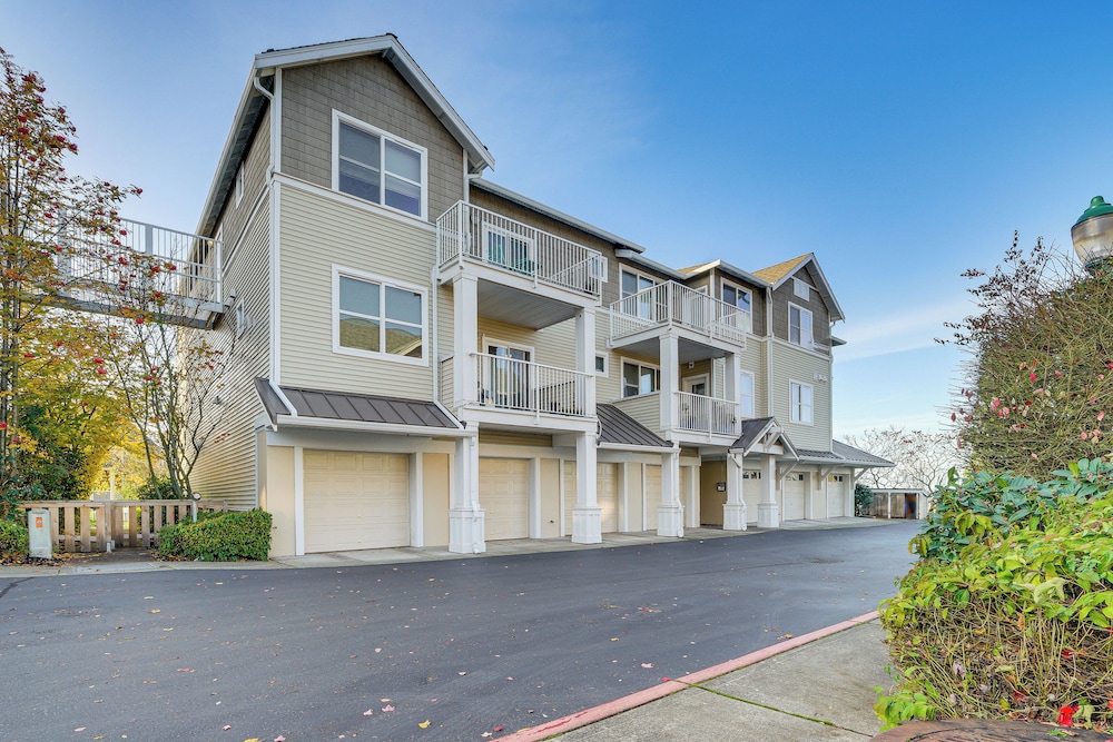 Condo 6 Mi to Lumen Field & Dtwn Seattle!