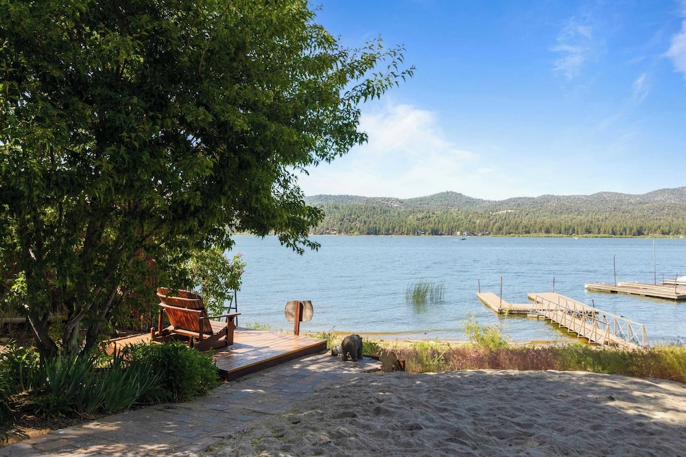 2 Lakefront Homes by Avantstay Sleeps 23, Private Dock+beach, Hot Tub, Fire Pit, Deck Views