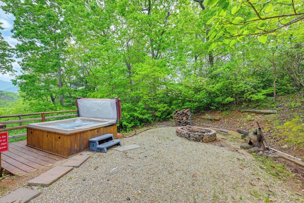 Game Room, Hot Tub & Decks: Scenic Franklin Cabin