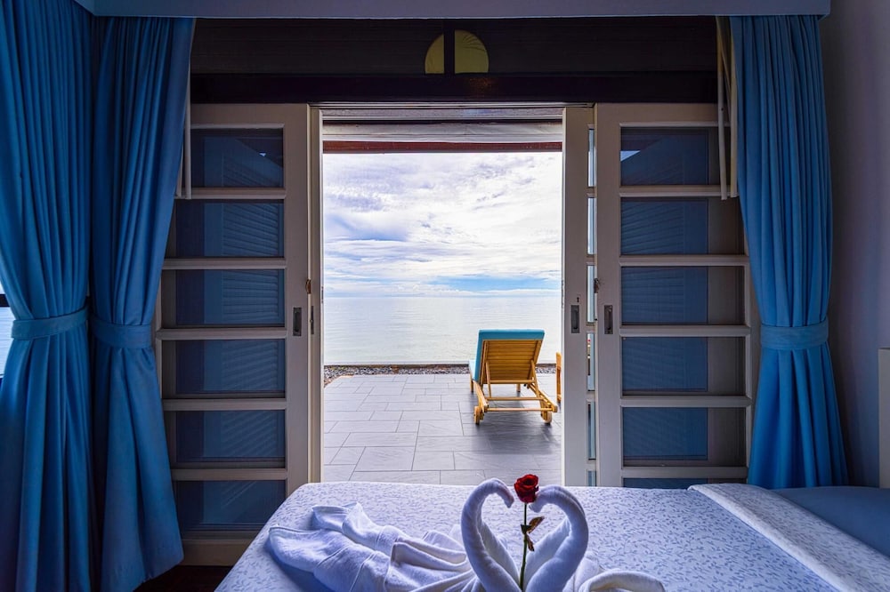 Oceanfront 6 Bedroom Twin Villas OV6
