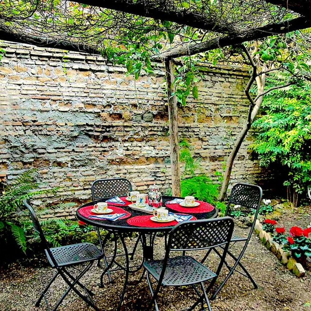 Rome With a Garden Delightful 1 Bedroom Apartment With Private Garden in Historic Trastevere
