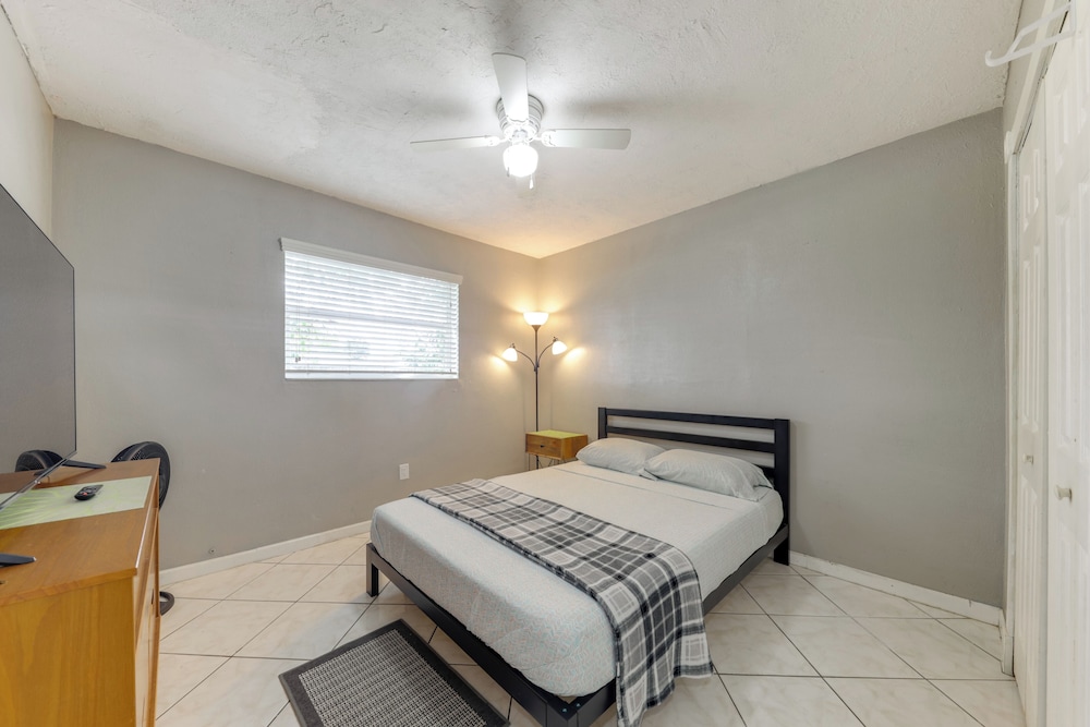 Fenced-in Yard: Home 3 Mi to Hard Rock Stadium!