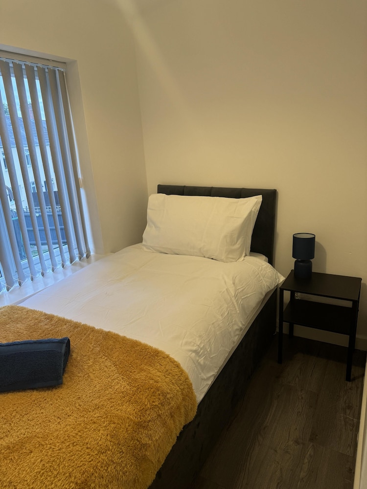 3 Bed-sleeps 5- Garden-pets-parking view 3
