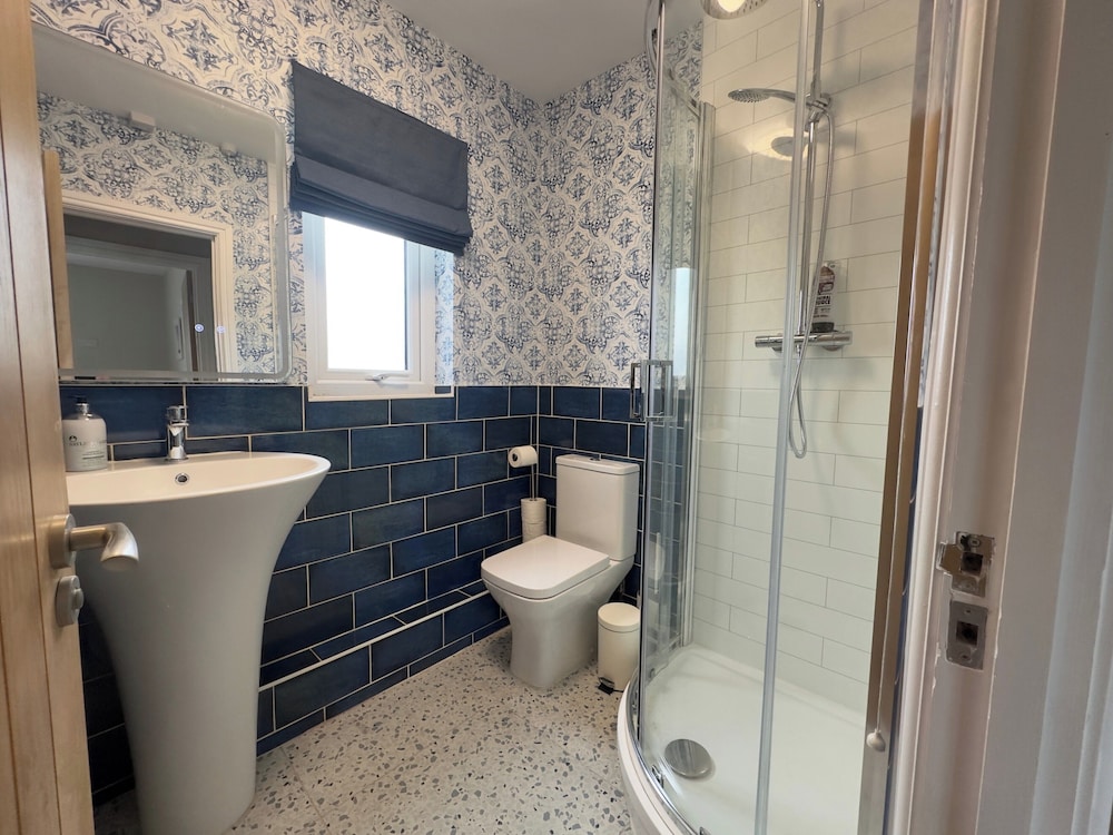 House Sleeps 10-garden-parking-nearbarryisland