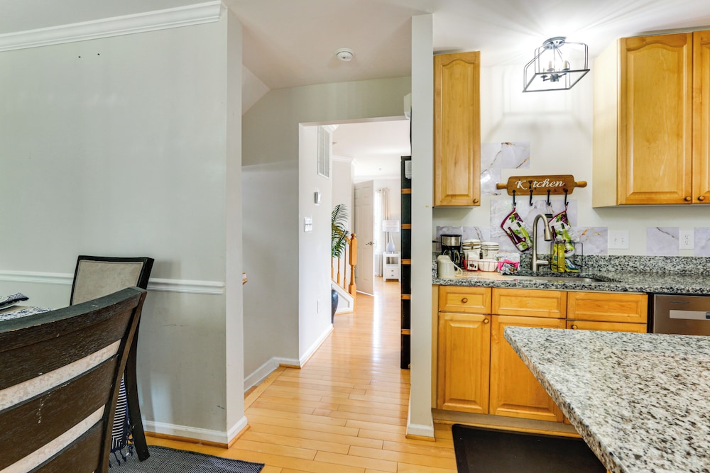< 2 Mi to Dtwn Hagerstown: Townhome w/ Fireplace