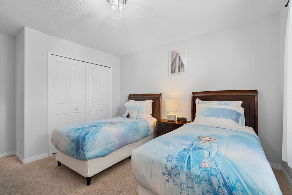Amazing 4bdr Near Parks w Pool