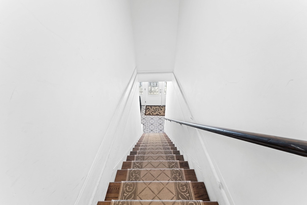 Private Studio Apartment in Burlington - U5