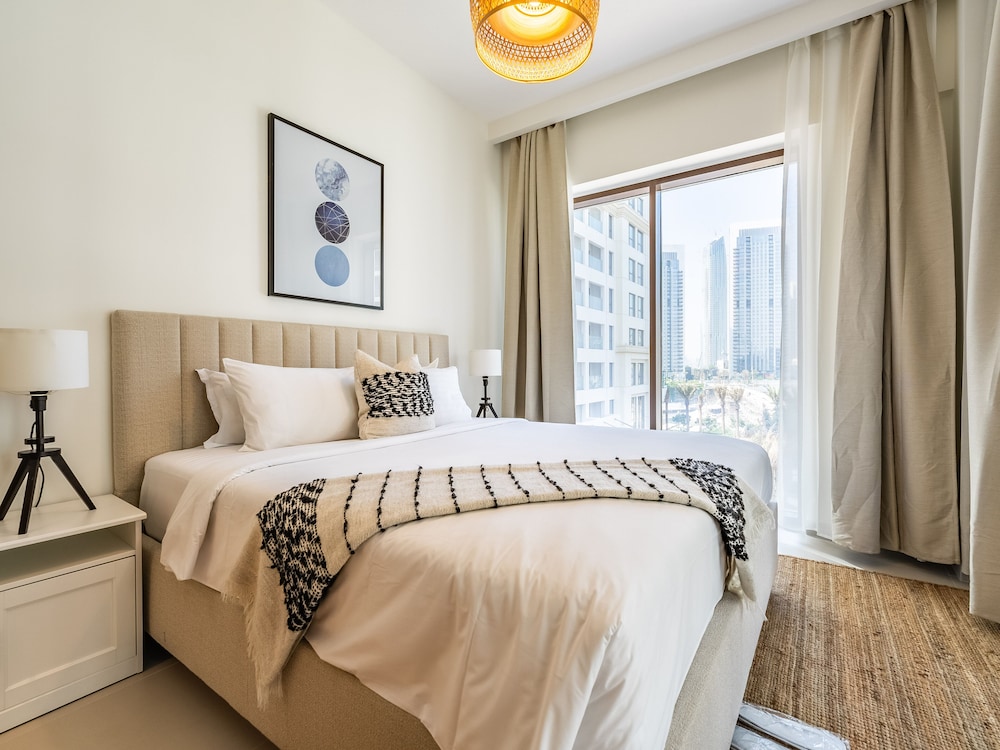 Dubai Creek Gem, Stylish Condo With Two Balconies