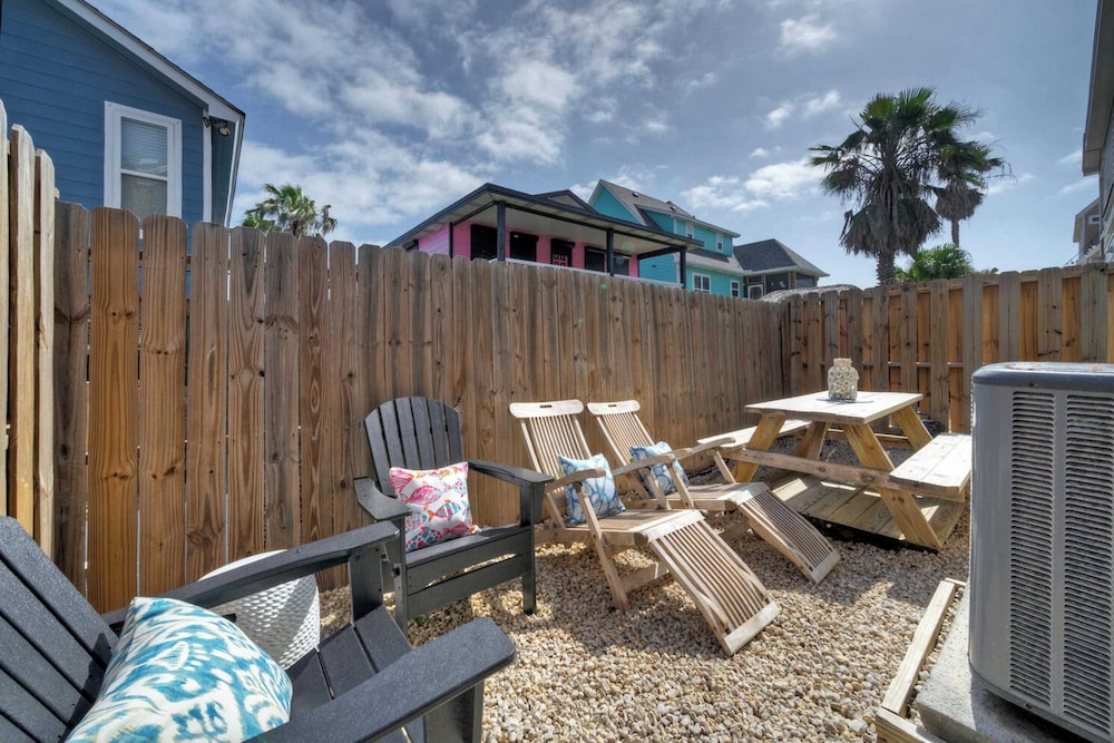 Sleeps 29, 3 Homes Beachside Resort Pool, Walk to the Beach