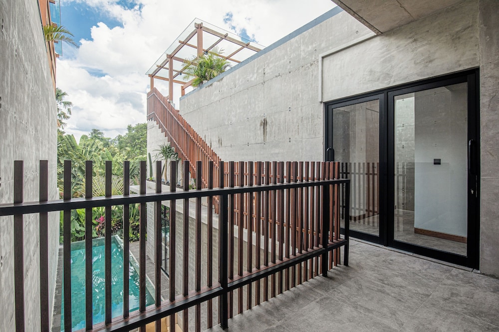 Modern 4BR Canggu Retreat Just 8mins to the Beach