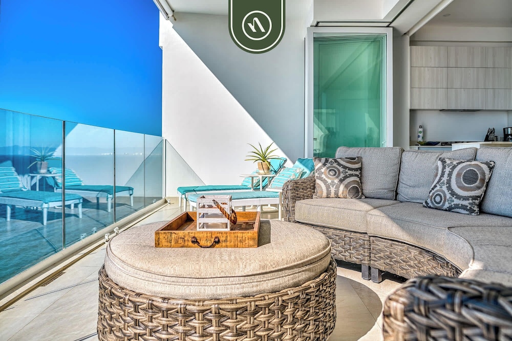 Oceanview Luxury Condo - Private Beach - Rooftpop
