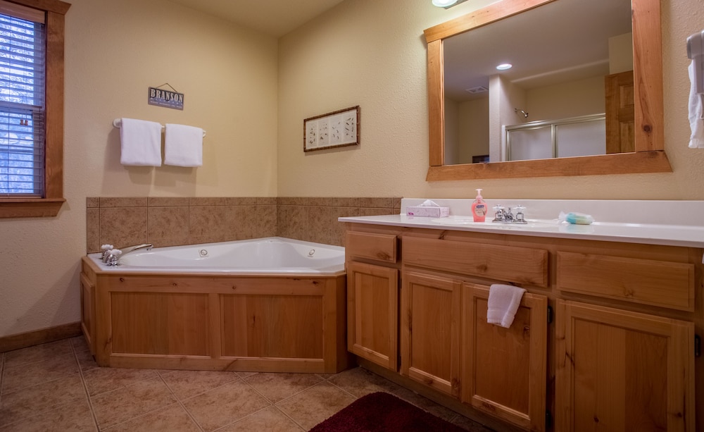 Mayberry Lodge 2 Bedroom Cabin by RedAwning