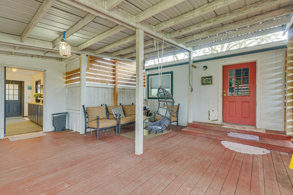 5 Mi to Hillsboro: Peaceful Home w/ Fire Pit