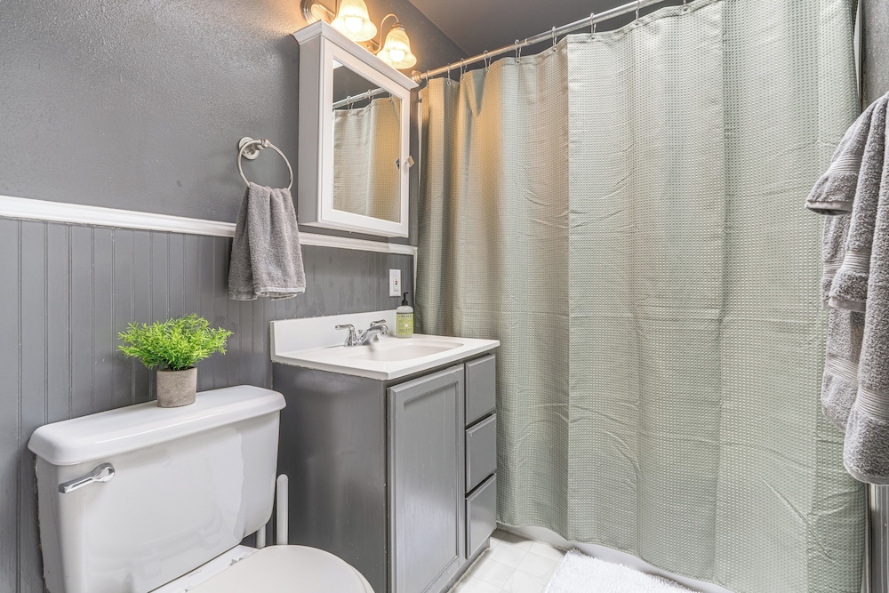 1 Mi to UO Campus - Family Home w/ Pool Table!