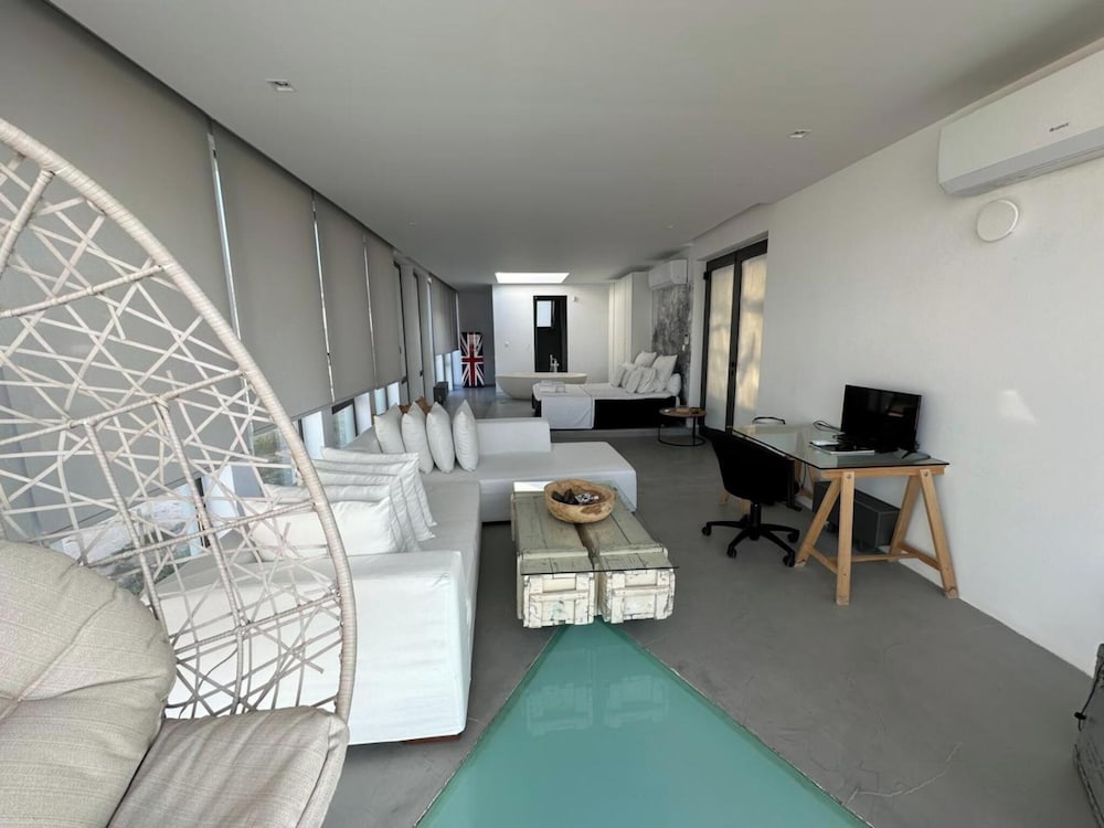 Horizon Luxury Seafront Villa