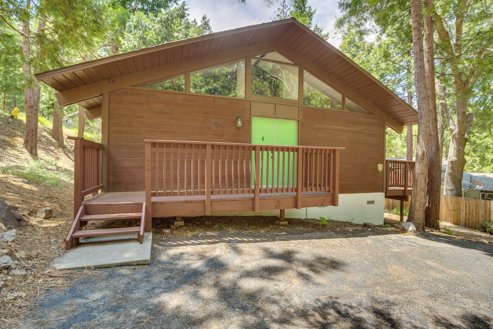 3 Mi to Lake Arrowhead: Cabin w/ Furnished Deck!
