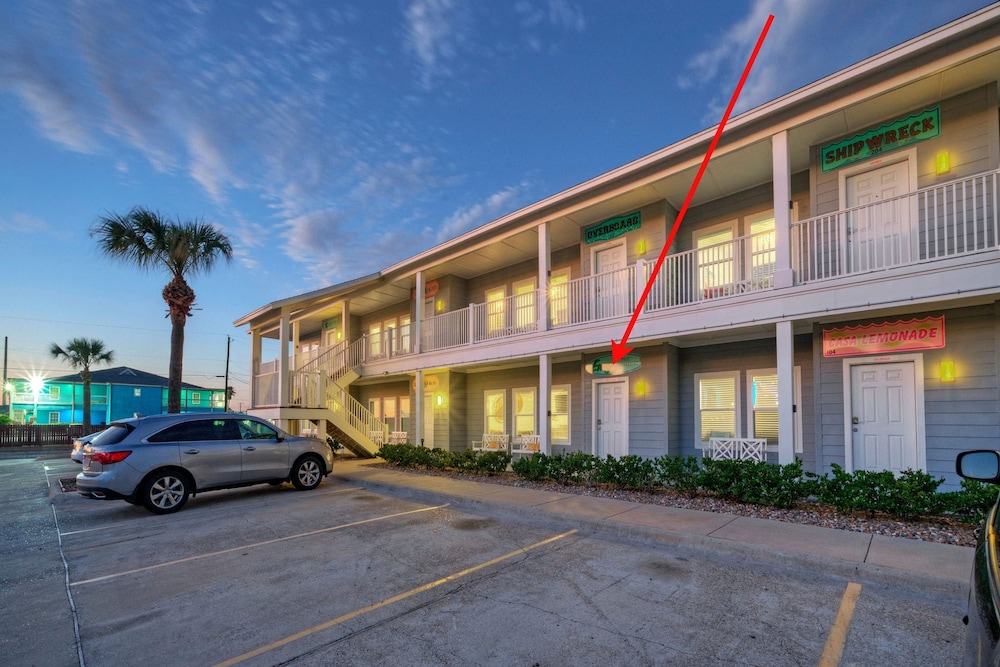 Chic 2BR Coastal Condo Shared Pool Near the Beach Envy the Adventure