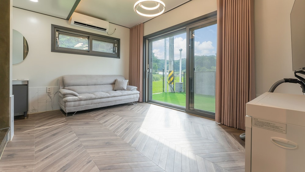 Taean Aloha Oe Pet Pool Villa