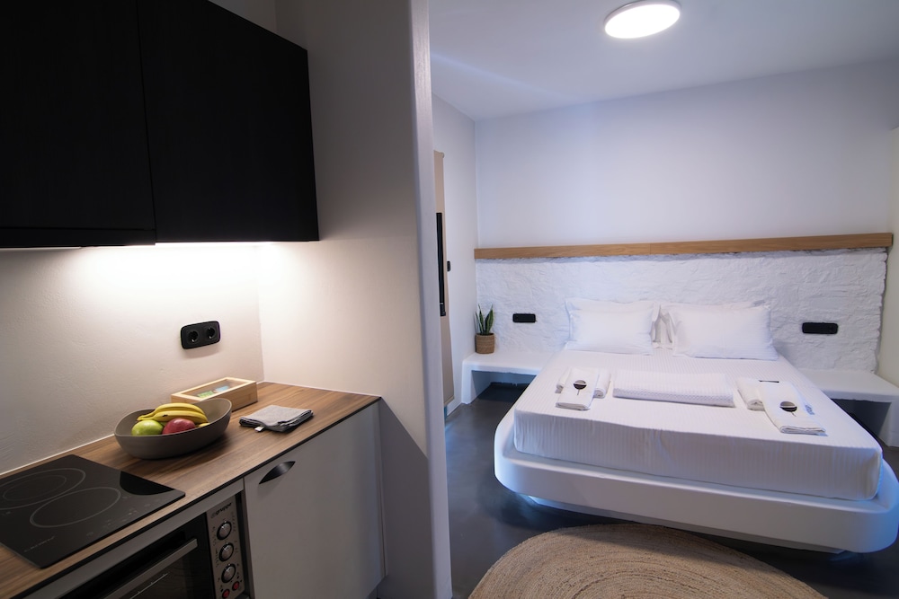 Thronos Suites