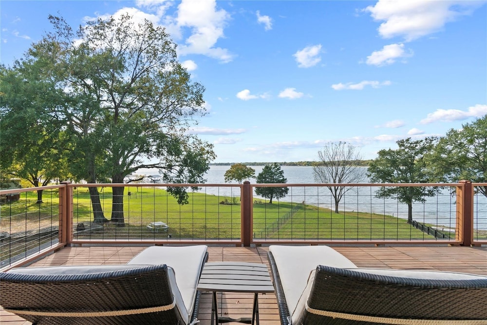 Modern Lakeside Paradise Waterfront + 2 Patios 3 Bedroom Home