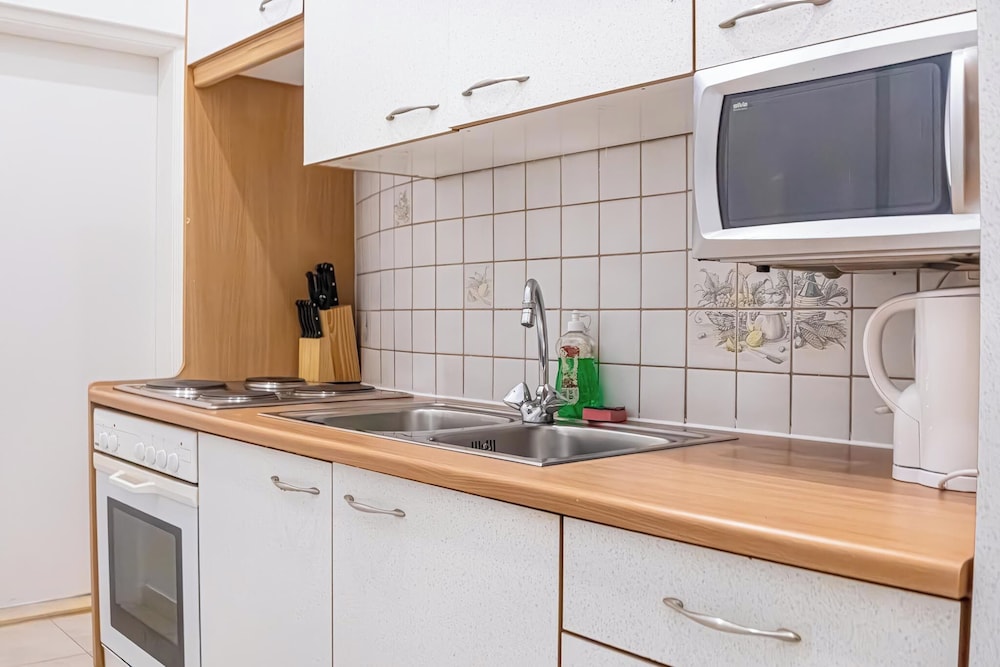 Bright Apartment Near Wiener Stadthalle