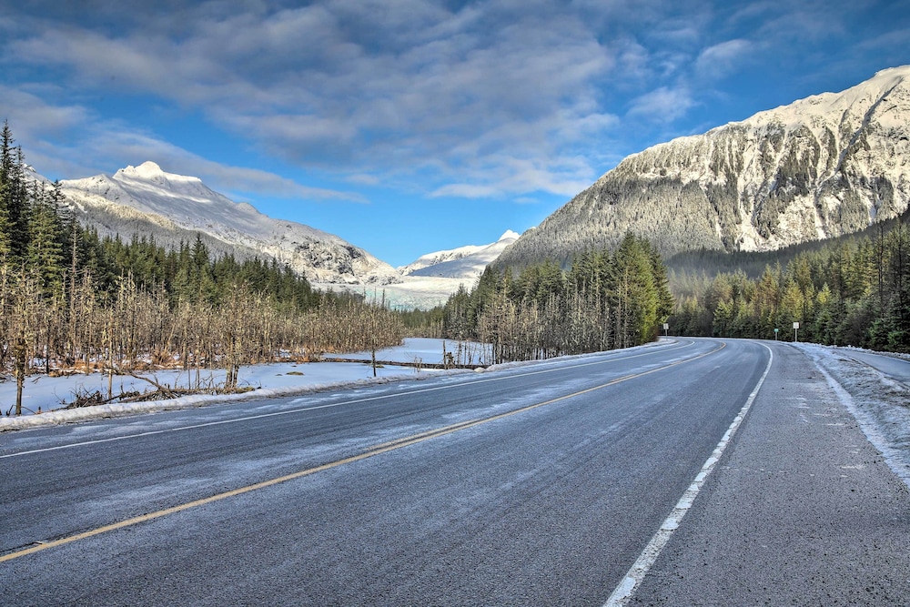 Juneau Vacations - Expansive Getaway  2 Miles to Mendenhall Glacier! - Property Image 6