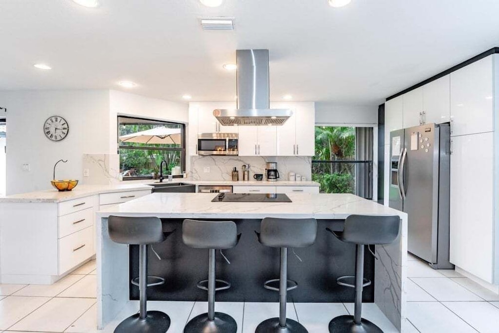 Fox Private Resort- Near Downtown & Beach 8 Bedroom Home