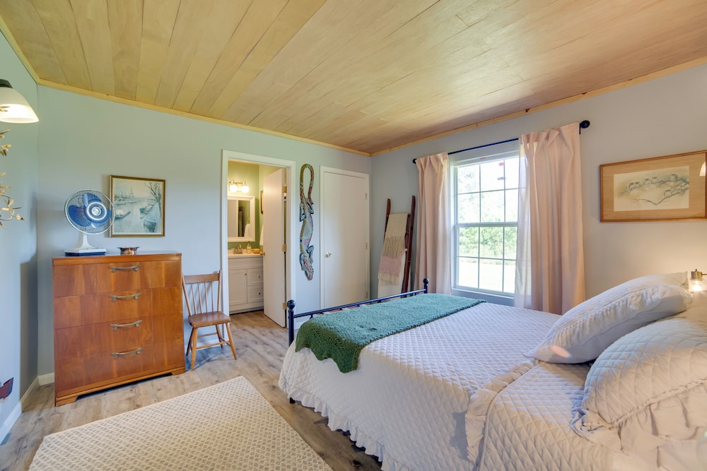 Secluded Getaway on ~10 Acres in The Piney Woods!