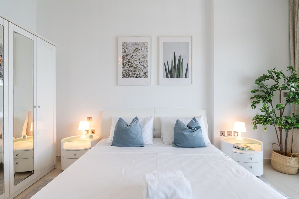 Peaceful and Airy 1-bedroom Apartment With the Palm Beach View