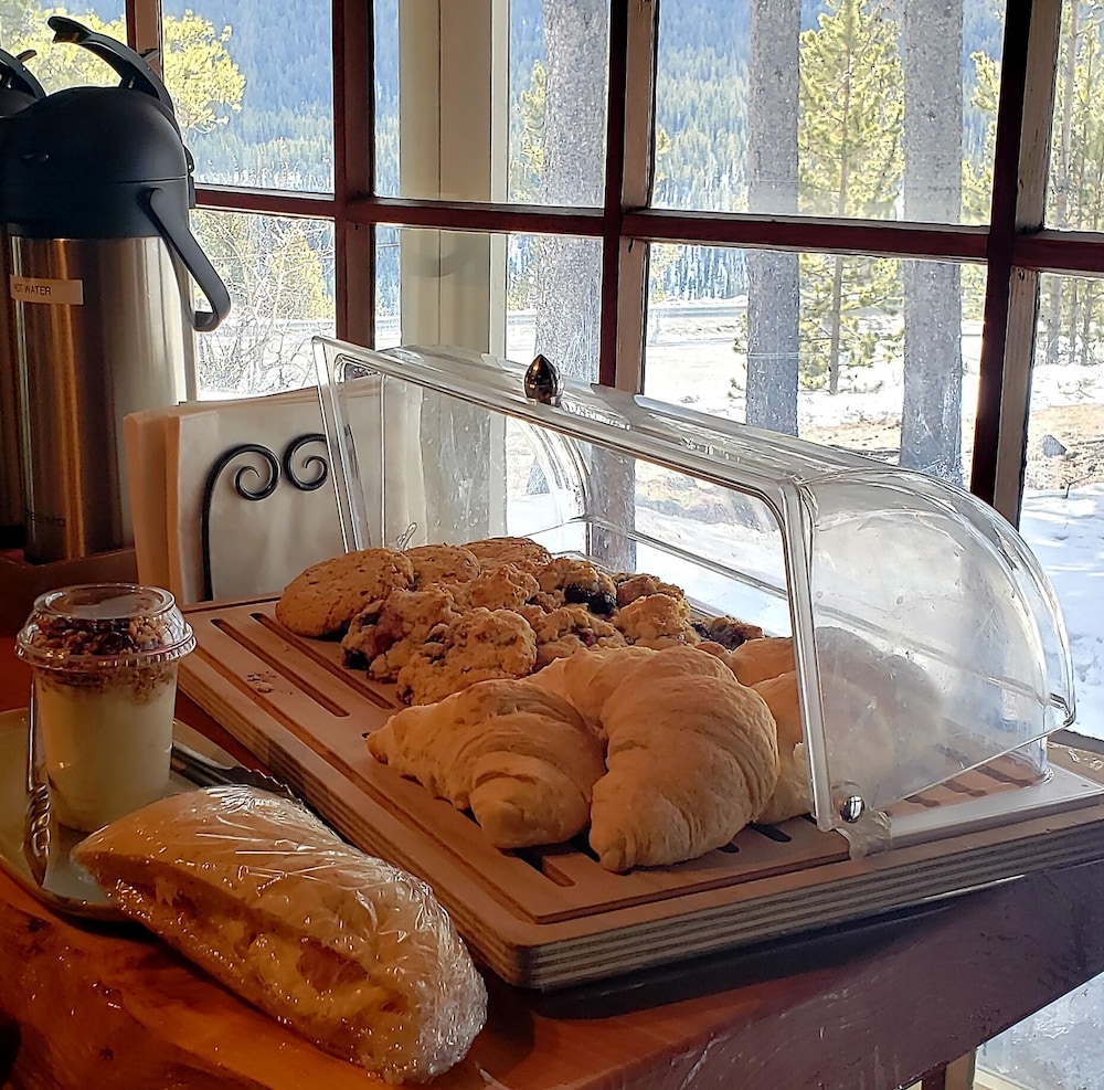 Storm Mountain Lodge Cabins & Dining