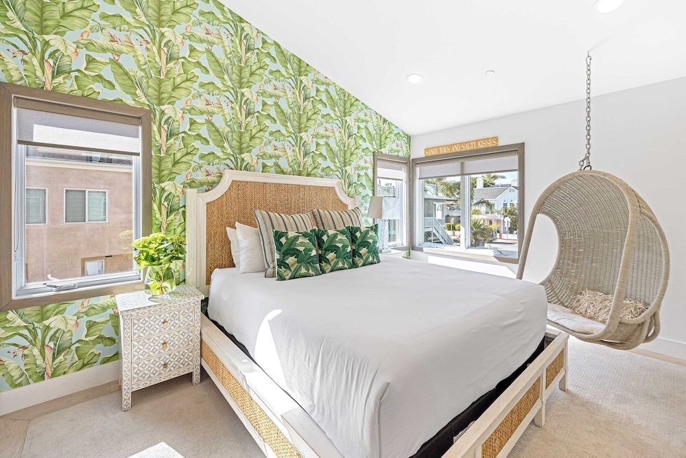 200 East Balboa Oceanview Rooftop Steps to Sand, Pier, Boardwalk & Dining