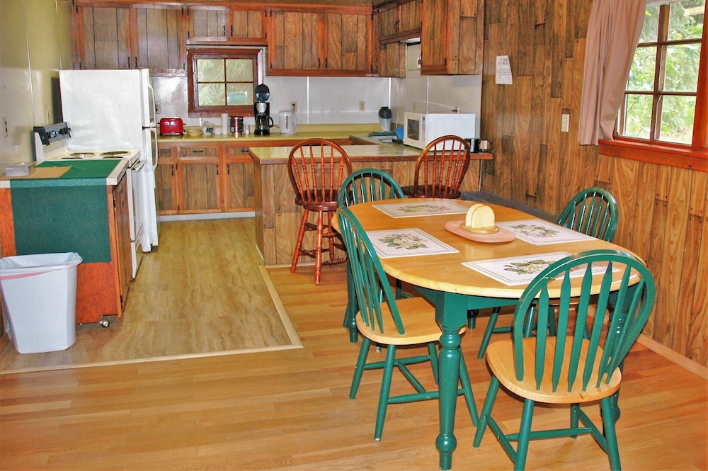 Gwin's Lodge & Roadhouse Est. 1952
