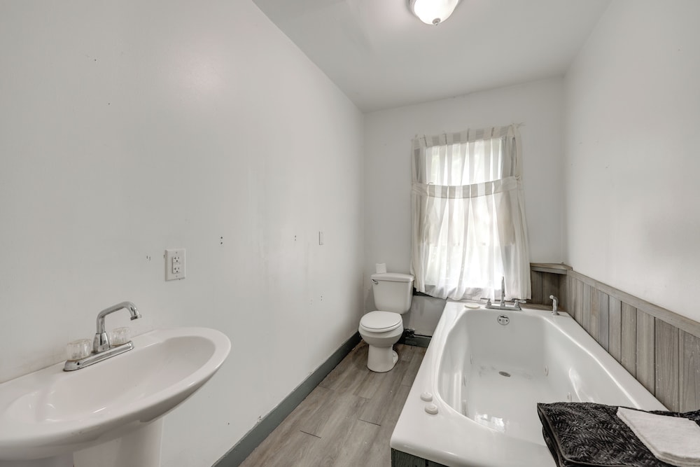 Walk to Town: Bath Apt Near Keuka Lake Wine Trail