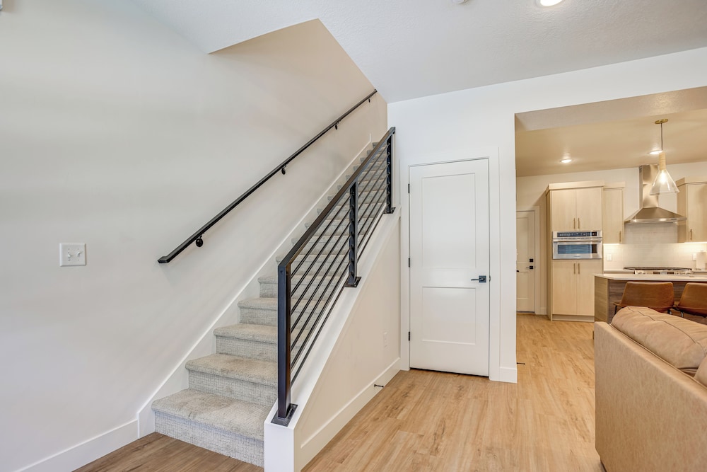 Hike & Ski: Townhome 8 Mi to Dtwn Ogden!