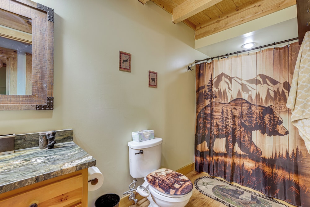 Hot Tub & Game Room: Deep Creek Winter Getaway