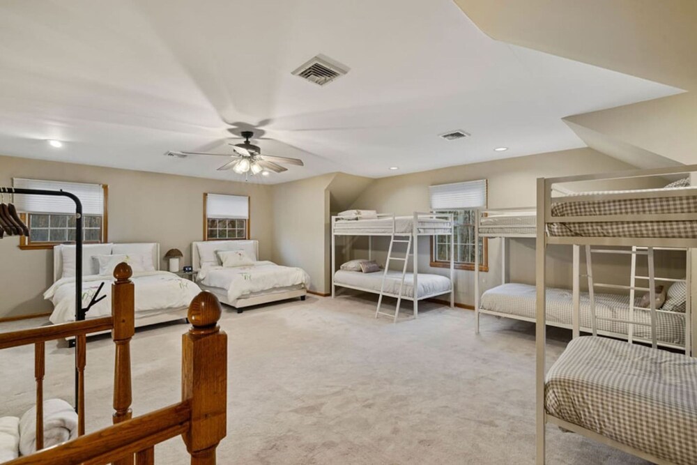 Peaceful Mini Mansion Sleeps 18