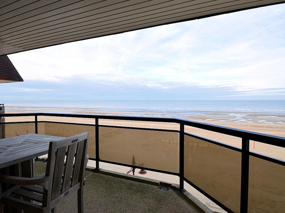 Refined Seaview Apartment