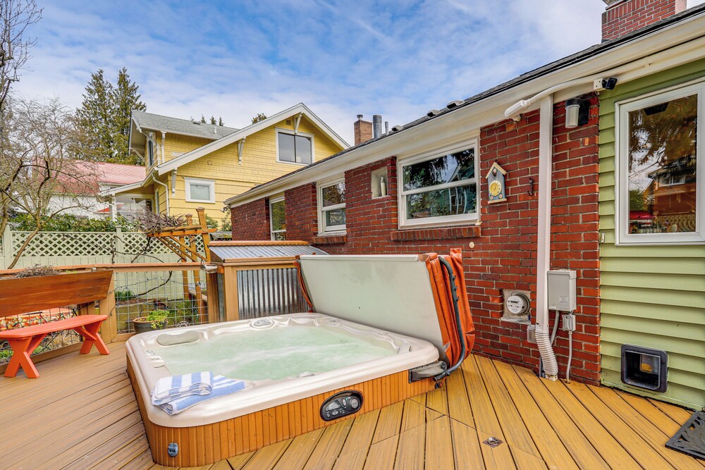 6 Mi to Dtwn Seattle: Walkable Home w/ Hot Tub