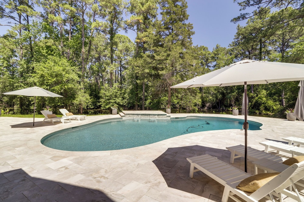 Private 25 Acre Estate w/ Lake: Fish & Canoe!