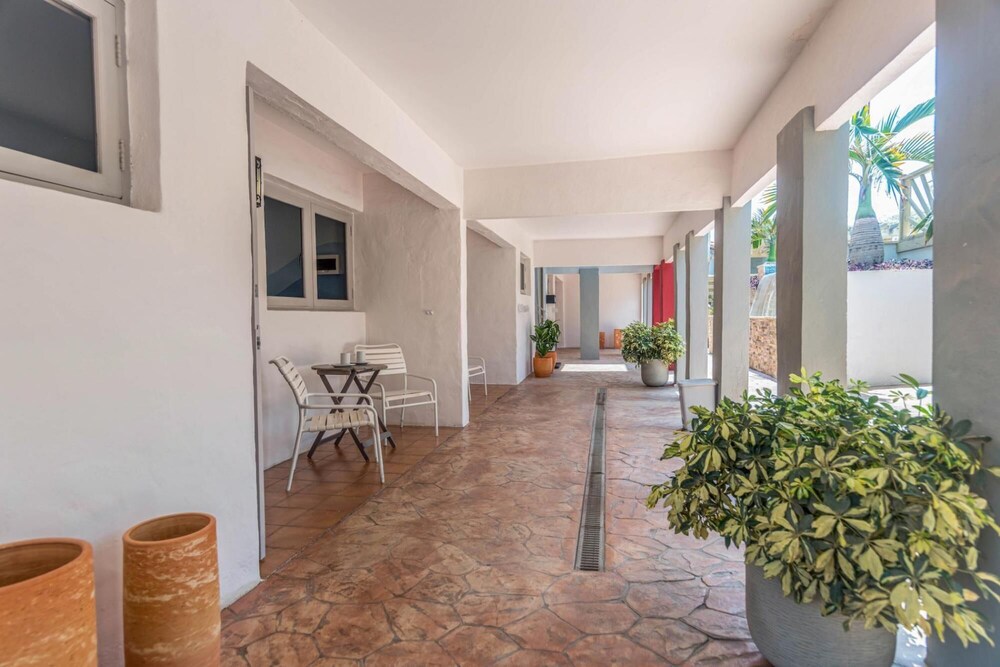 2BR 1BA Ground Level in the Heart of Aruba Pool