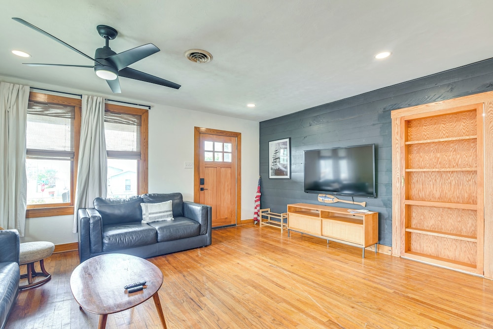 2 Mi to Pleasure Pier: Pet-friendly Gem w/ Yard