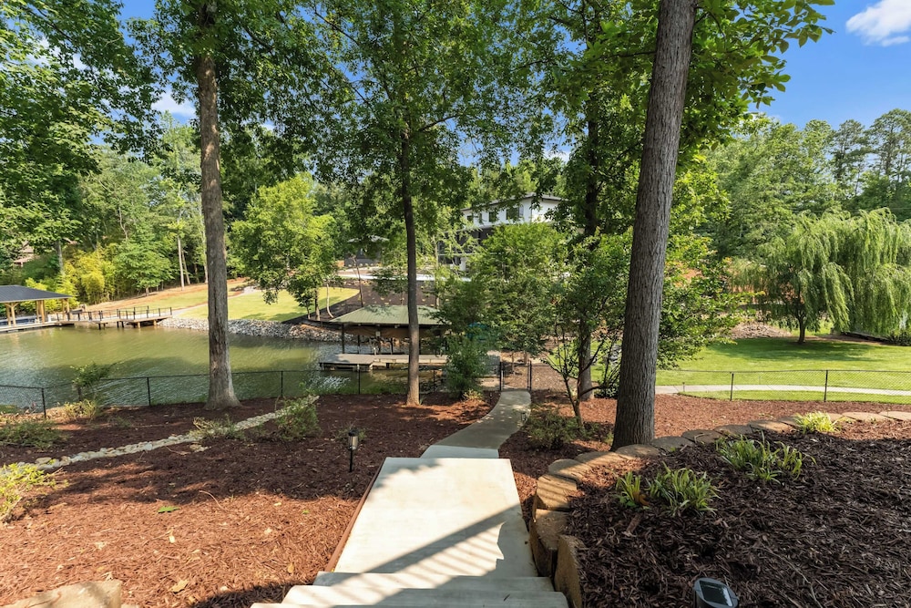 Cove's End by Avantstay Dock, Game Room, Fire Pit & Forest Views