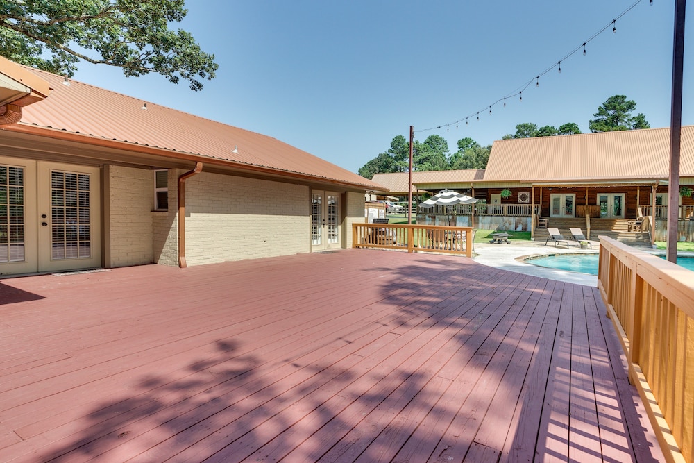 Charming Texarkana Home: Lake & Pool Access! view 4