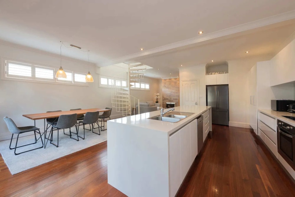 Renovated 3 Bedroom Family Home in Richmond With Parking view 5