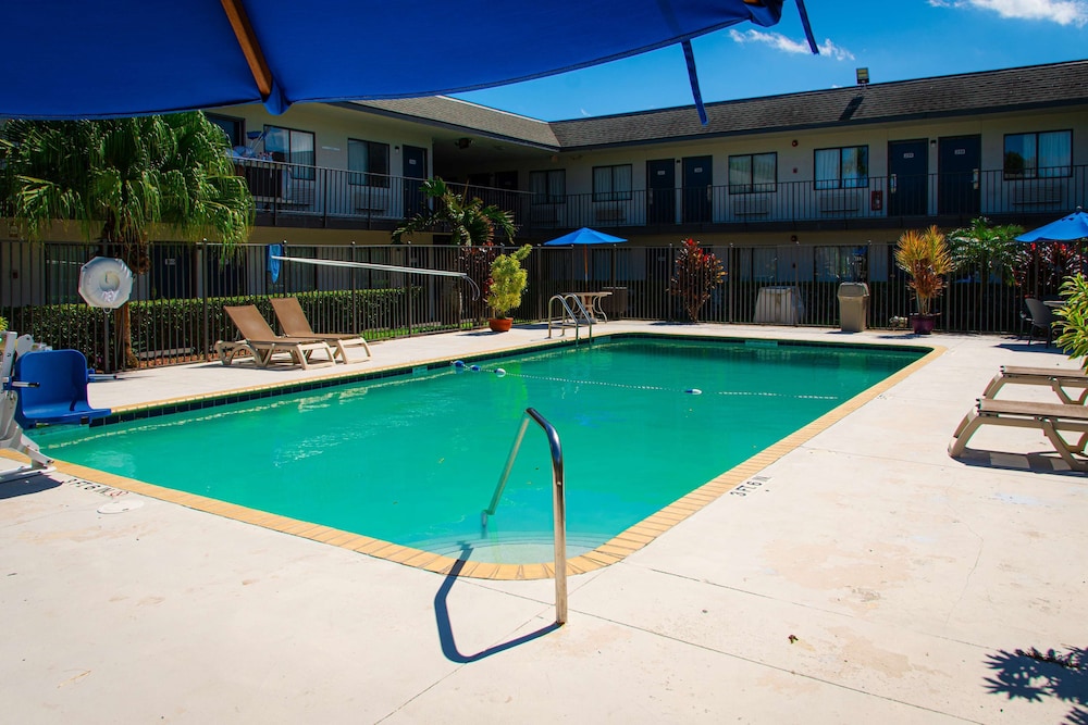 Motel 6 Lantana, FL