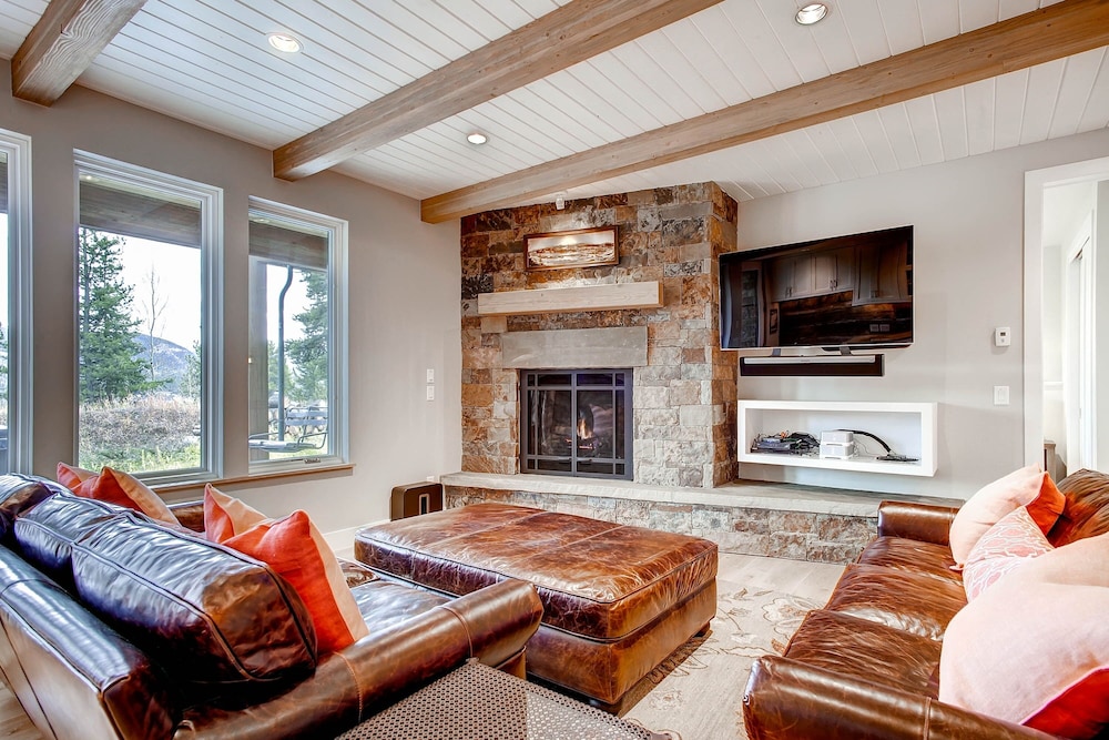 Sunrise Ski Haus 4 Bedroom Home by RedAwning